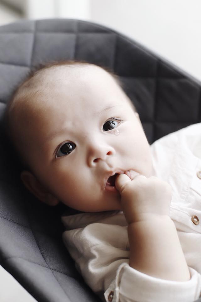 Thi thoảng em làm nũng ba mẹ chút thôi.
