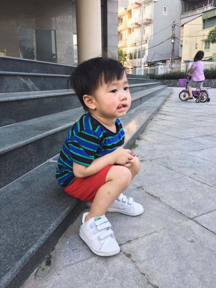 Em bé Xoài tự ngã tự đứng dậy rất ngoan!
