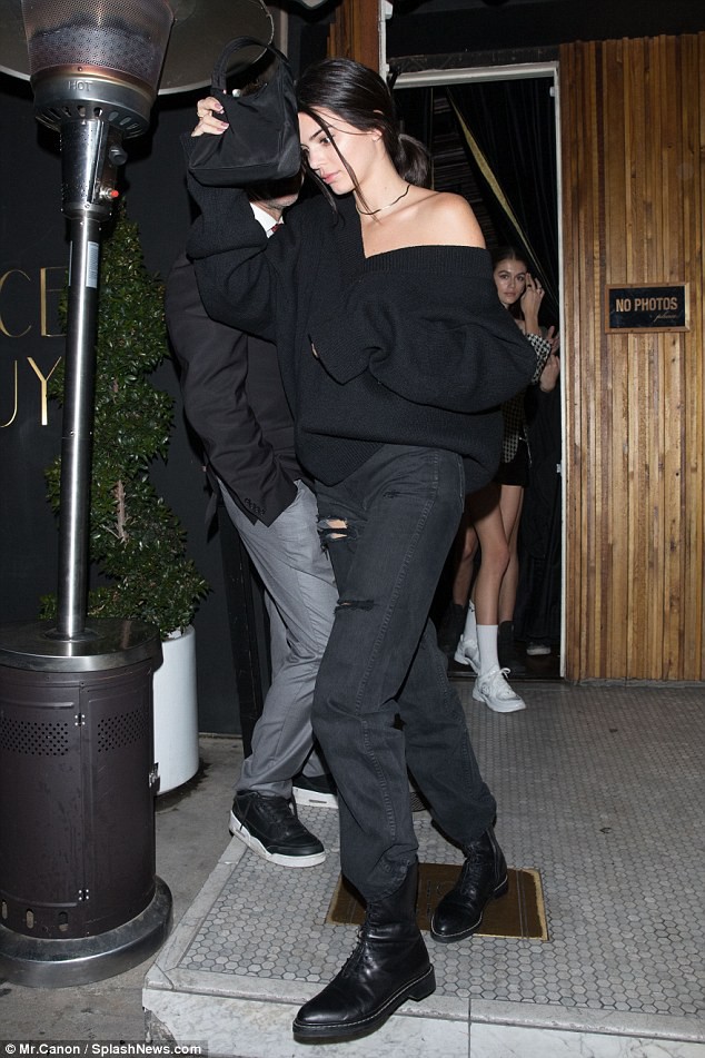 Kendall Jenner xuất hiện cùng bạn trai mới giữa lúc anh dính tai tiếng cắm sừng tình cũ - Ảnh 1.
