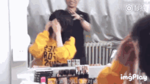 Dở khóc dở cười khi Dương Mịch bị tuột tóc giả, lộ trán hói tại hậu trường - Ảnh 2. Dở khóc dở cười khi Dương Mịch bị tuột tóc giả, lộ trán hói tại hậu trường - Ảnh 2.