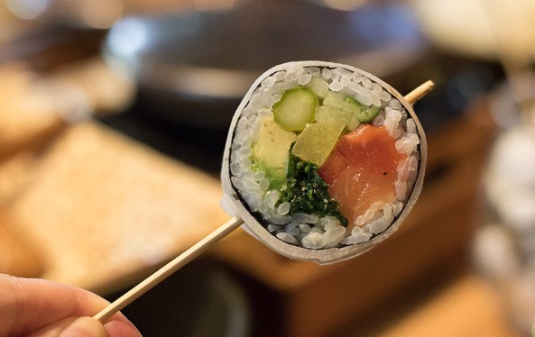 Ăn mãi không sợ sâu răng với những que kẹo mút làm từ sushi độc lạ này - Ảnh 3.