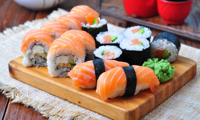 Tình trạng sushi bẩn ở Mỹ và Úc: 8 con giun bò trên một thớ cá, người ăn vào nhiễm sán dây dài tới 1,5m - Ảnh 1.