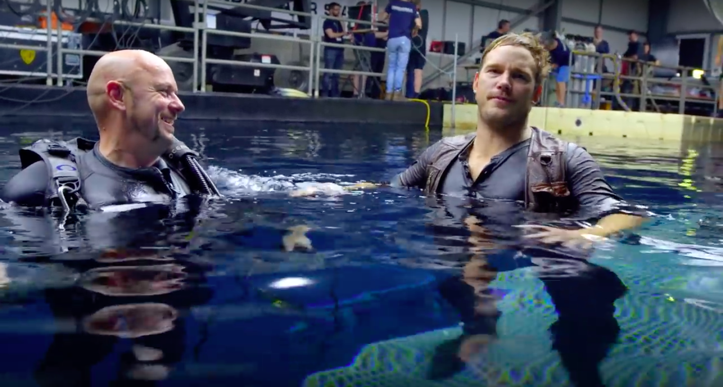 Experience the thrill of swimming in the ... star pool of "Jurassic World" Chris Pratt