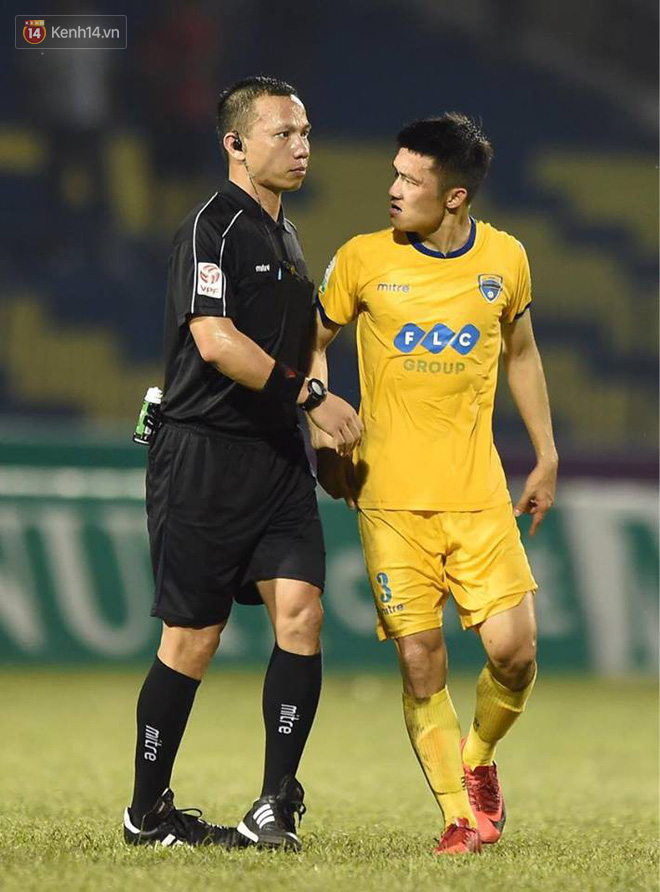 Cầu thủ Thanh H&oacute;a nổi n&oacute;ng, quyết &ldquo;ăn thua&rdquo; với trọng t&agrave;i sau trận ho&agrave; thất vọng - Ảnh 1.