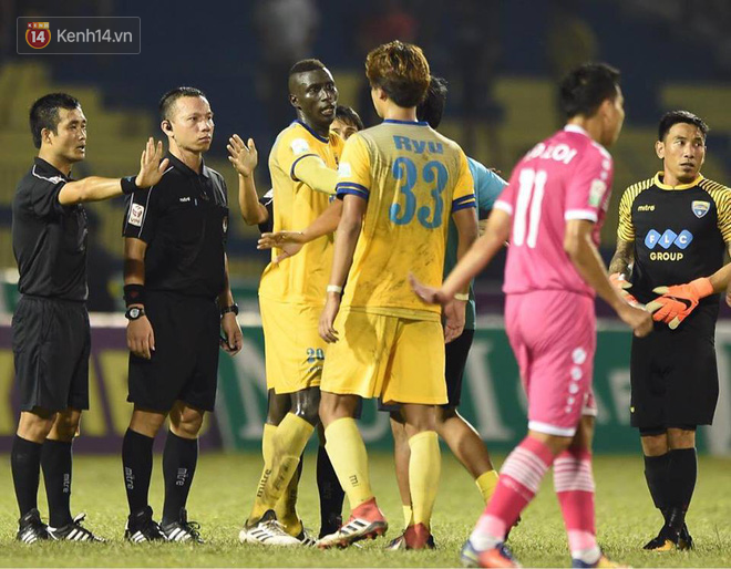 Cầu thủ Thanh H&oacute;a nổi n&oacute;ng, quyết &ldquo;ăn thua&rdquo; với trọng t&agrave;i sau trận ho&agrave; thất vọng - Ảnh 4.