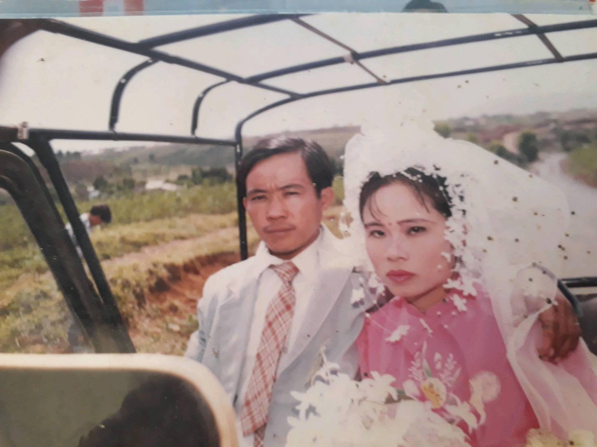 Cư dân mạng rủ nhau khoe ảnh cưới của bố mẹ ngày xưa: cô dâu cực xinh còn chú rể phong độ ngút trời - Ảnh 3.