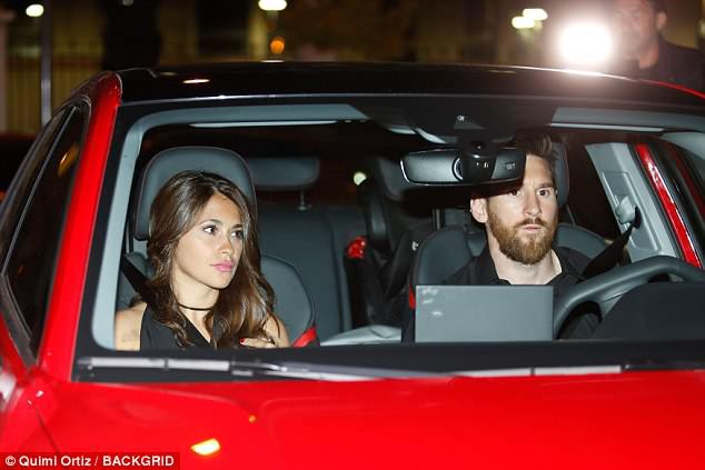 Messi đưa vợ đến tiệc mừng chức vô địch của Barca - Ảnh 1.