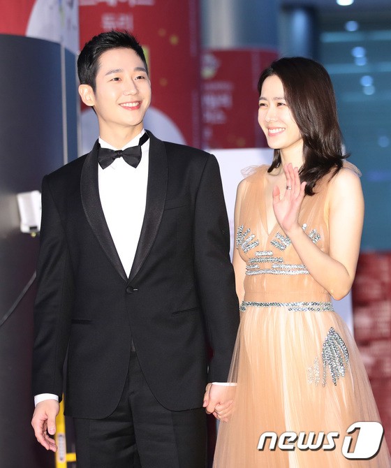 Khi Son Ye Jin và Jung Hae In tình hơn cả Song Song, sao Park Bo Gum lại như bị ép phải đi thảm đỏ với Suzy thế kia? - Ảnh 2.