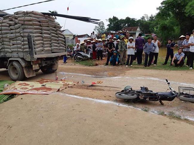 Tai nạn thương tâm ở Nghệ An: Bé 3 tuổi tử vong trên đường đến trường, bà ngoại nguy kịch - Ảnh 1.