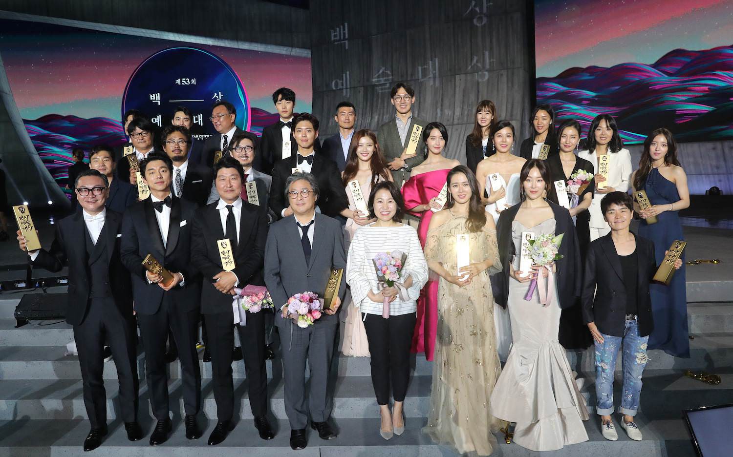 Baeksang: Jung Hae In bị chỉ trích mới nổi mà tưởng mình là nhất, bon chen chiếm chỗ loạt tiền bối lão làng để chụp ảnh - Ảnh 9.