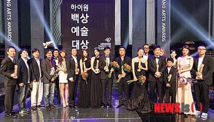 Baeksang: Jung Hae In bị chỉ trích mới nổi mà tưởng mình là nhất, bon chen chiếm chỗ loạt tiền bối lão làng để chụp ảnh - Ảnh 8.