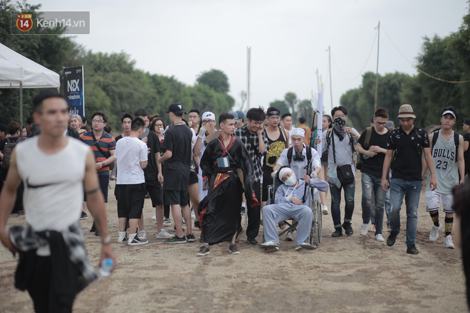 Đại nhạc hội có Above & Beyond hot cỡ nào mà có nguyên dàn cosplayer đi ủng hộ thế này - Ảnh 1.