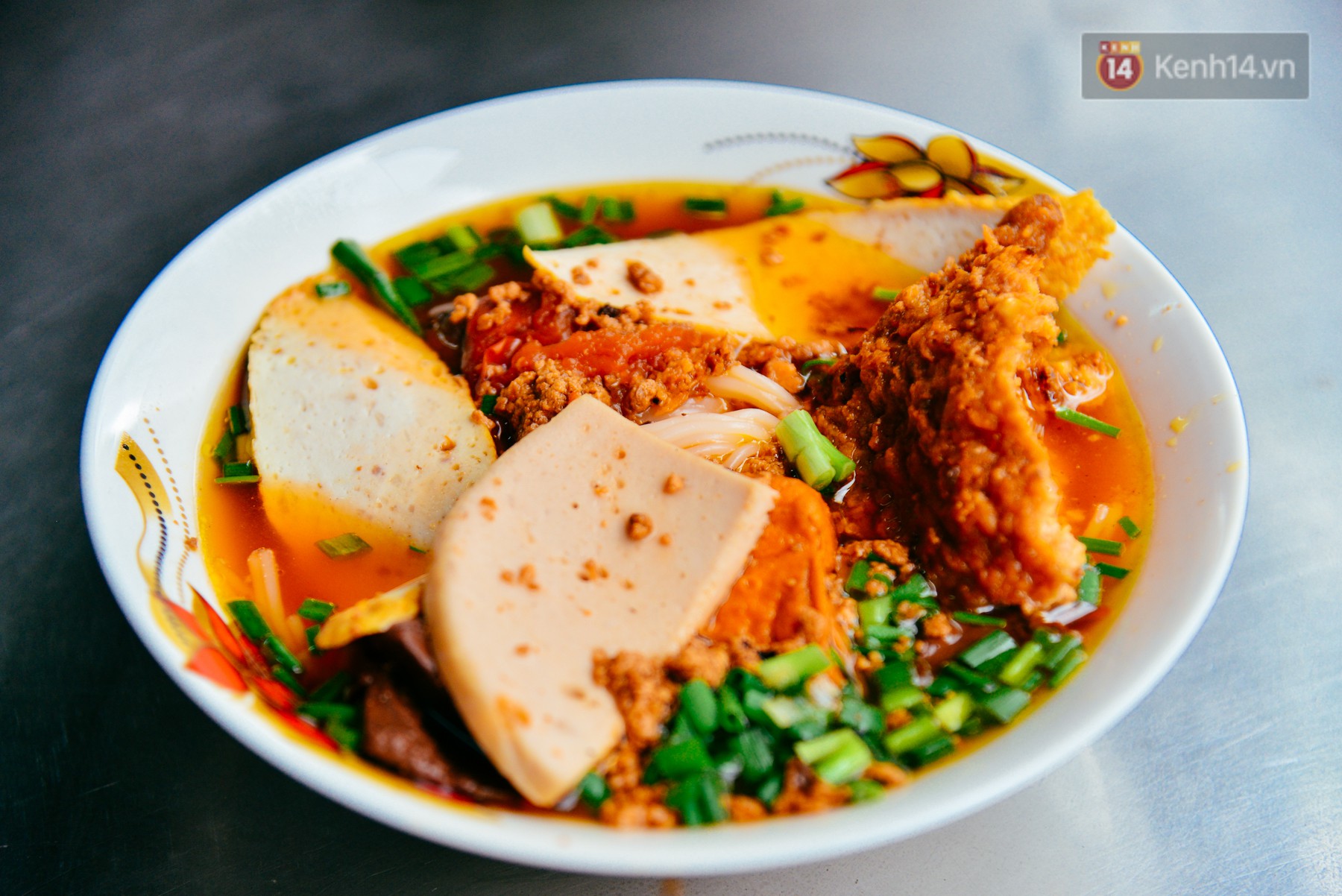 Quán bún riêu 30 năm tuổi ở vỉa hè Sài Gòn có gì hấp dẫn mà Trường Giang trở thành khách quen lâu năm? - Ảnh 5. Quán bún riêu 30 năm tuổi ở vỉa hè Sài Gòn có gì hấp dẫn mà Trường Giang trở thành khách quen lâu năm? - Ảnh 5.