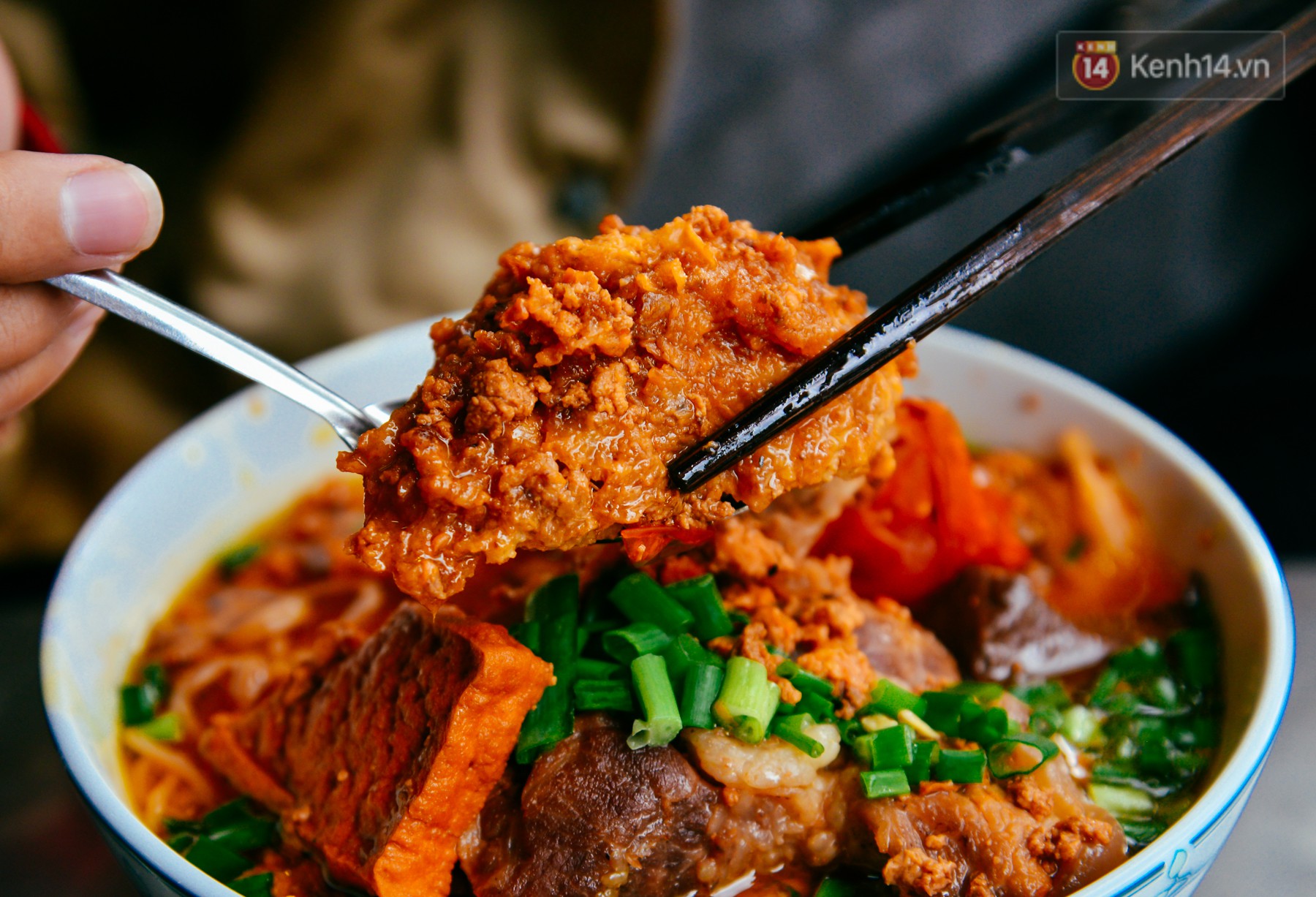 Quán bún riêu 30 năm tuổi ở vỉa hè Sài Gòn có gì hấp dẫn mà Trường Giang trở thành khách quen lâu năm? - Ảnh 4. Quán bún riêu 30 năm tuổi ở vỉa hè Sài Gòn có gì hấp dẫn mà Trường Giang trở thành khách quen lâu năm? - Ảnh 4.