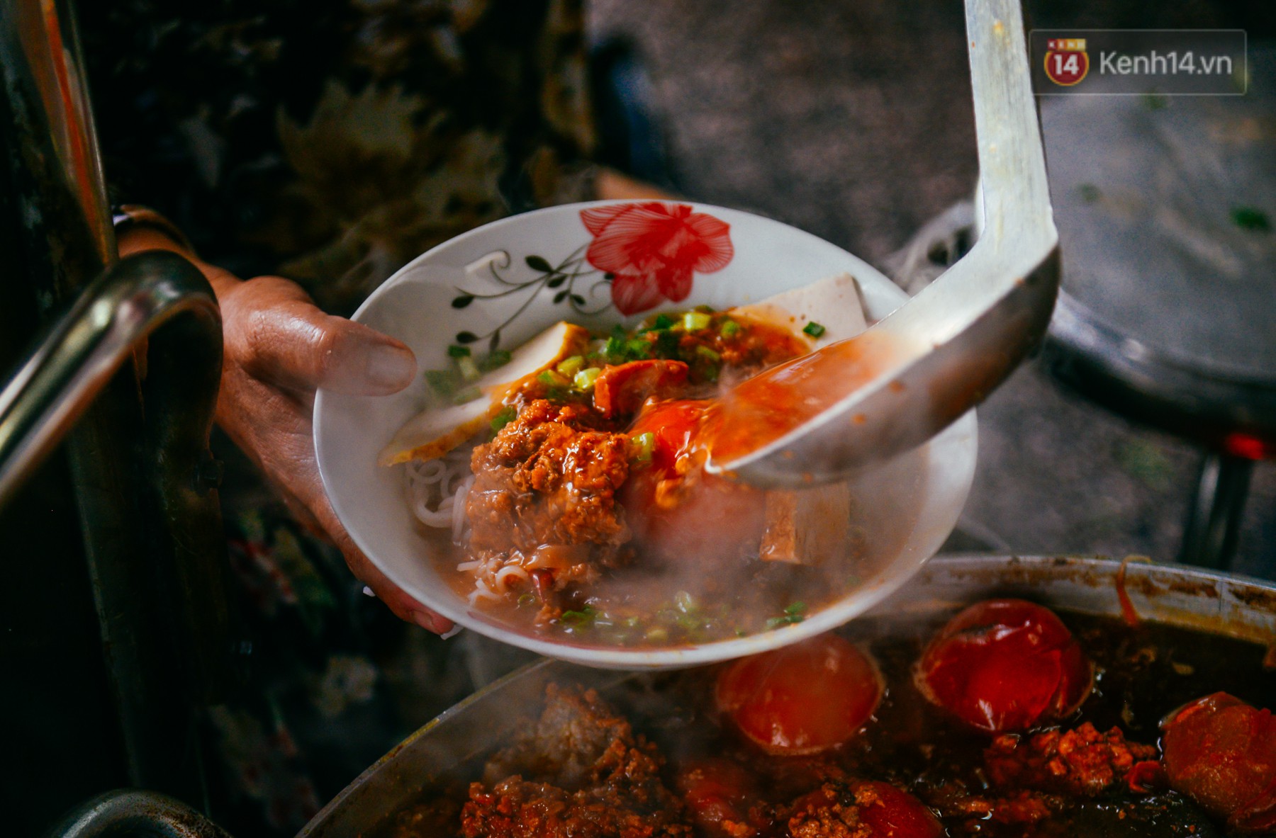 Quán bún riêu 30 năm tuổi ở vỉa hè Sài Gòn có gì hấp dẫn mà Trường Giang trở thành khách quen lâu năm? - Ảnh 6. Quán bún riêu 30 năm tuổi ở vỉa hè Sài Gòn có gì hấp dẫn mà Trường Giang trở thành khách quen lâu năm? - Ảnh 6.