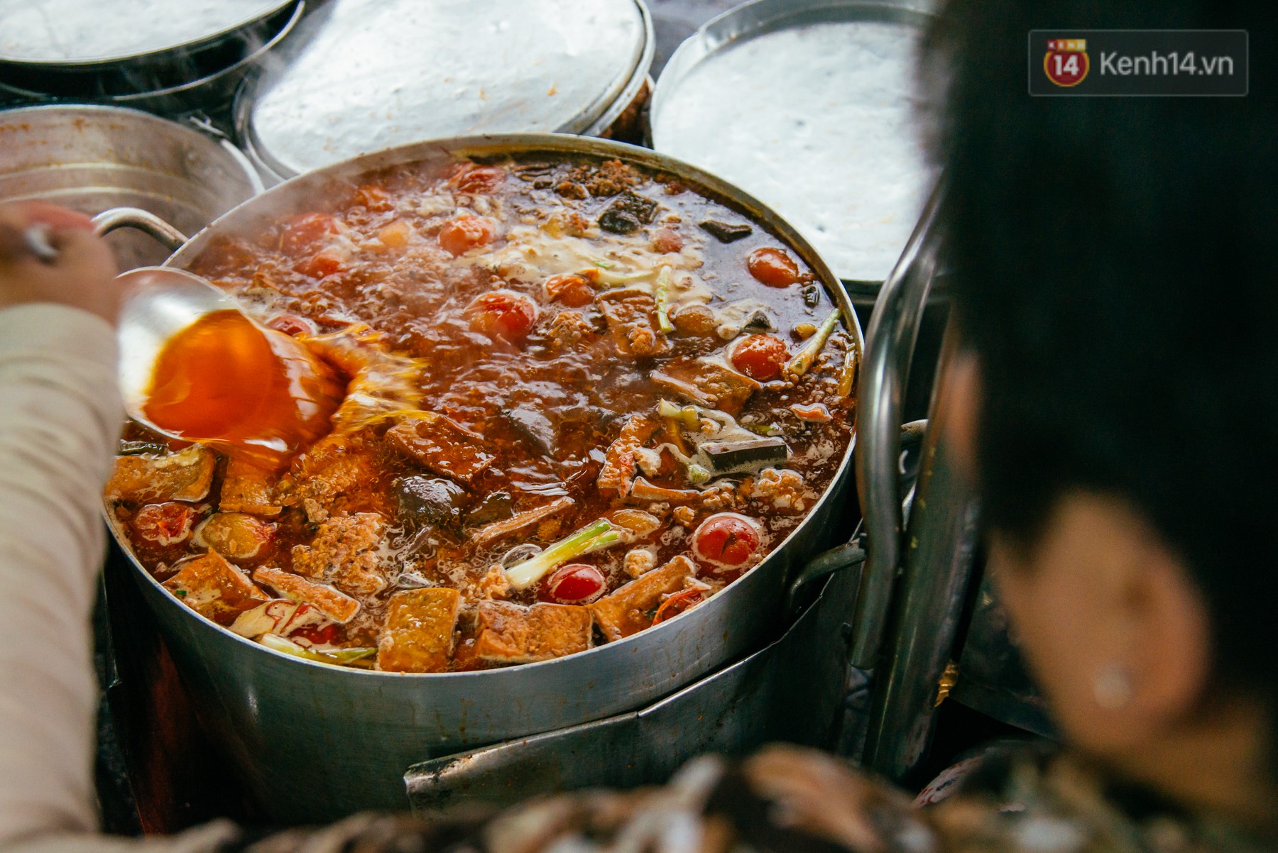 Quán bún riêu 30 năm tuổi ở vỉa hè Sài Gòn có gì hấp dẫn mà Trường Giang trở thành khách quen lâu năm? - Ảnh 8. Quán bún riêu 30 năm tuổi ở vỉa hè Sài Gòn có gì hấp dẫn mà Trường Giang trở thành khách quen lâu năm? - Ảnh 8.