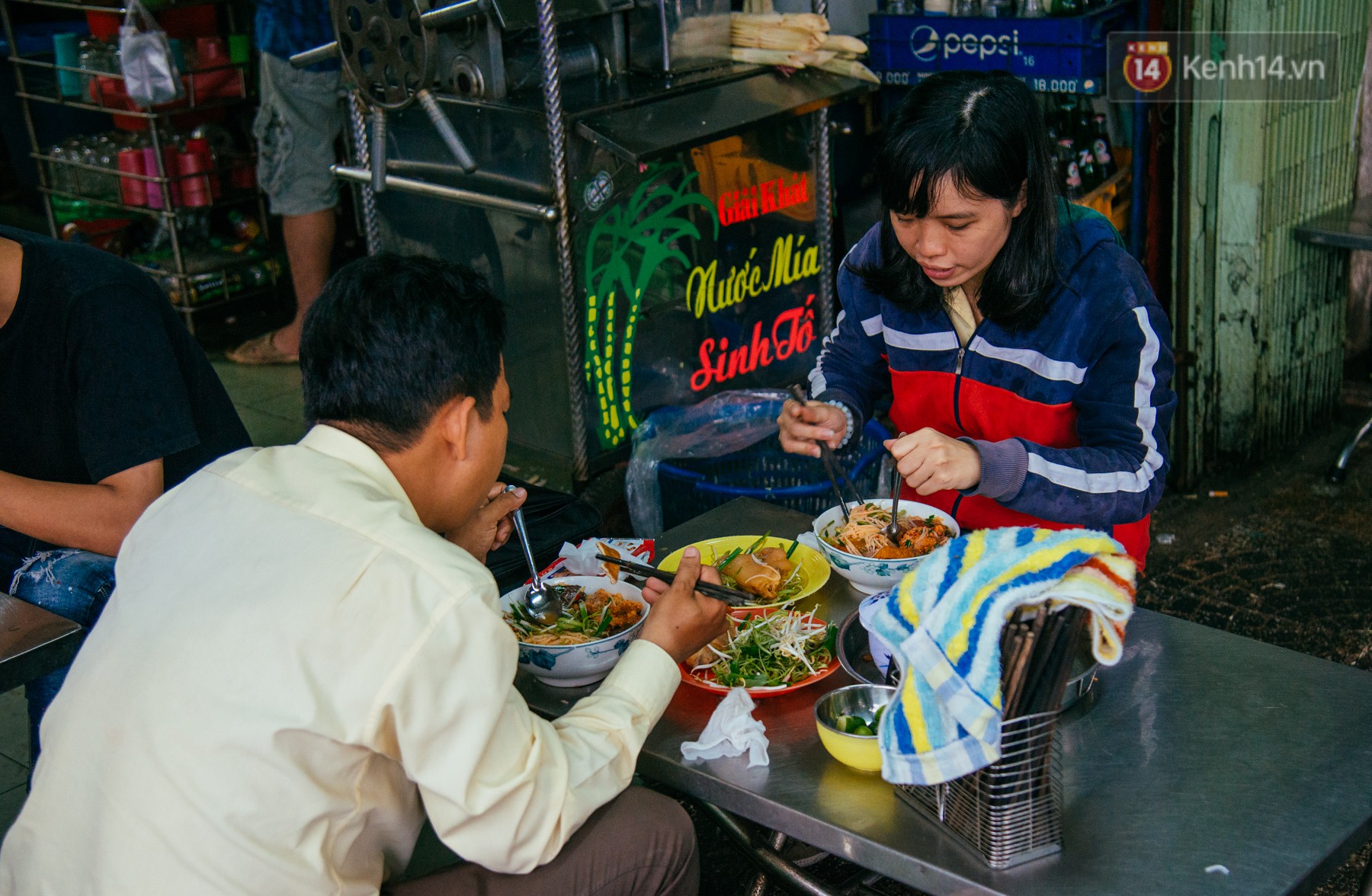 Quán bún riêu 30 năm tuổi ở vỉa hè Sài Gòn có gì hấp dẫn mà Trường Giang trở thành khách quen lâu năm? - Ảnh 3. Quán bún riêu 30 năm tuổi ở vỉa hè Sài Gòn có gì hấp dẫn mà Trường Giang trở thành khách quen lâu năm? - Ảnh 3.
