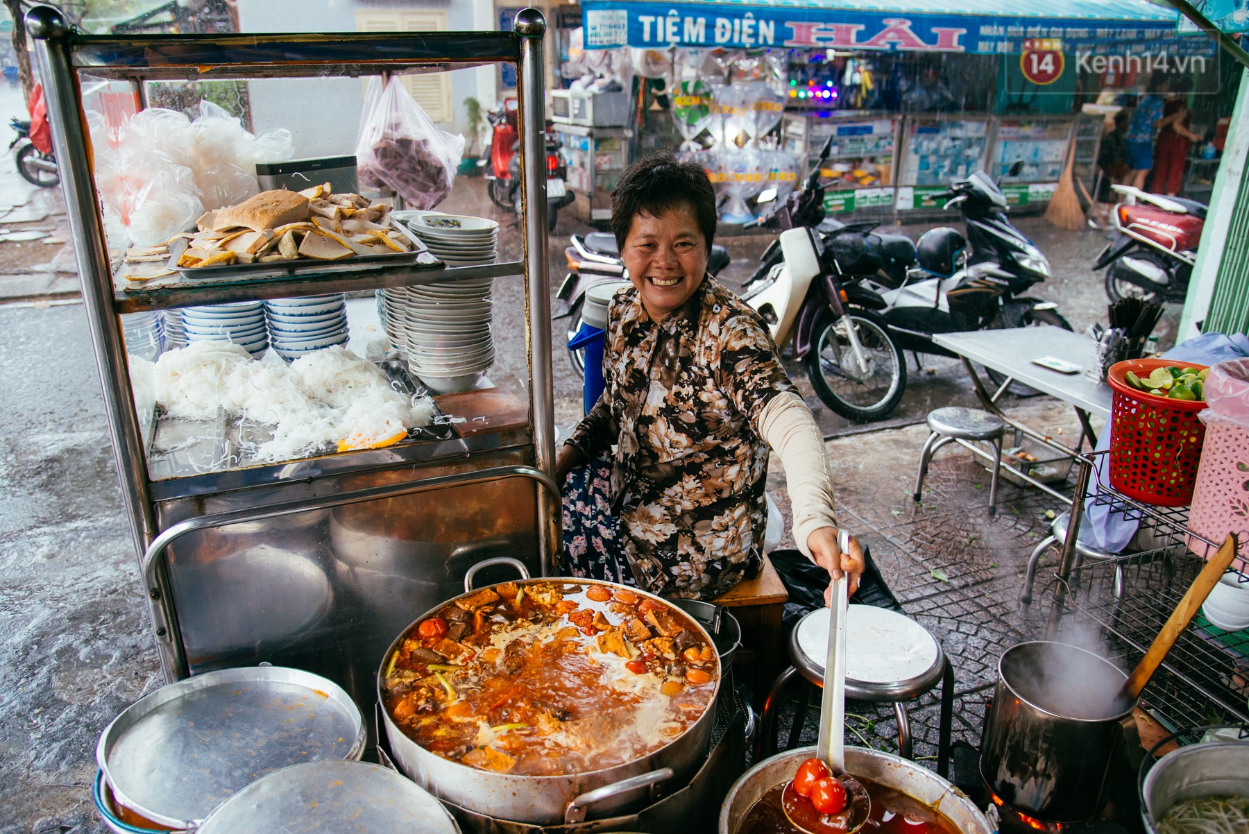 Quán bún riêu 30 năm tuổi ở vỉa hè Sài Gòn có gì hấp dẫn mà Trường Giang trở thành khách quen lâu năm? - Ảnh 2. Quán bún riêu 30 năm tuổi ở vỉa hè Sài Gòn có gì hấp dẫn mà Trường Giang trở thành khách quen lâu năm? - Ảnh 2.