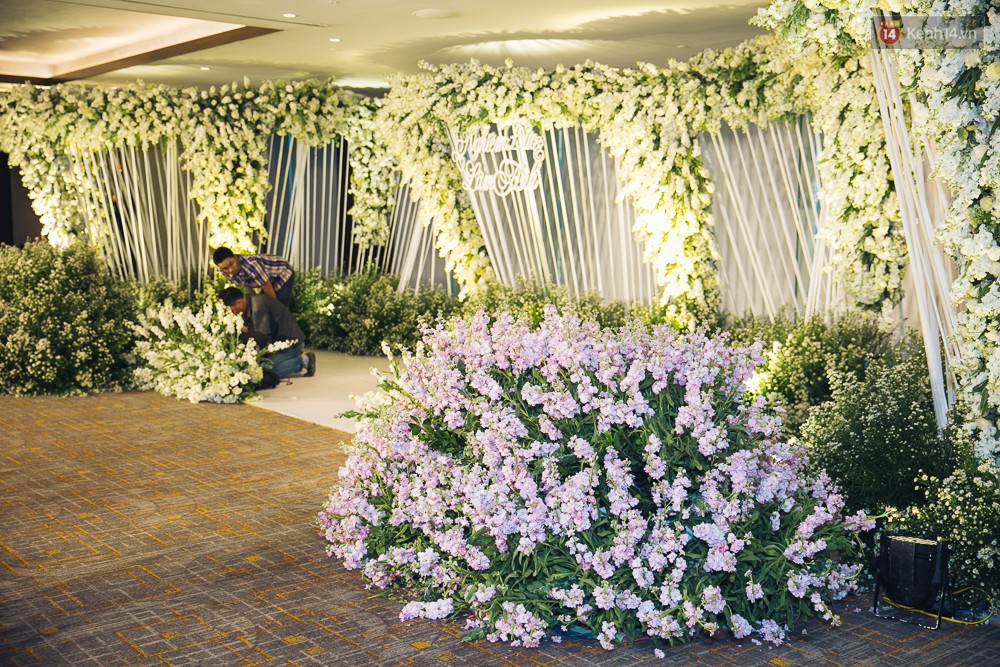 Khung cảnh sang trọng, ngập tràn sắc hoa bên trong tiệc cưới ngôn tình của Diệp Lâm Anh - Ảnh 12.