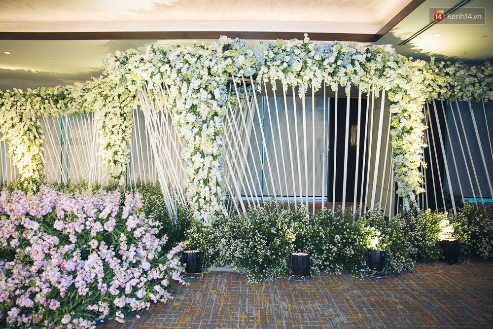 Khung cảnh sang trọng, ngập tràn sắc hoa bên trong tiệc cưới ngôn tình của Diệp Lâm Anh - Ảnh 11.