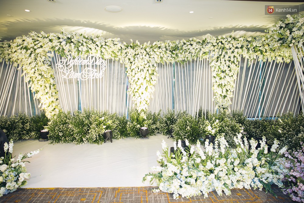 Khung cảnh sang trọng, ngập tràn sắc hoa bên trong tiệc cưới ngôn tình của Diệp Lâm Anh - Ảnh 10.