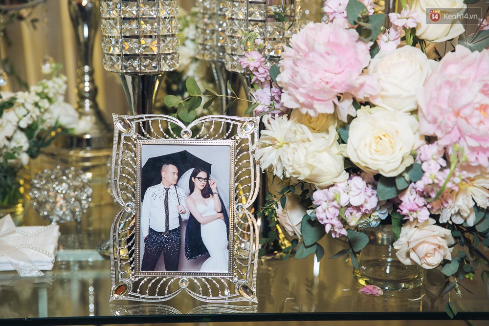 Khung cảnh sang trọng, ngập tràn sắc hoa bên trong tiệc cưới ngôn tình của Diệp Lâm Anh - Ảnh 5.