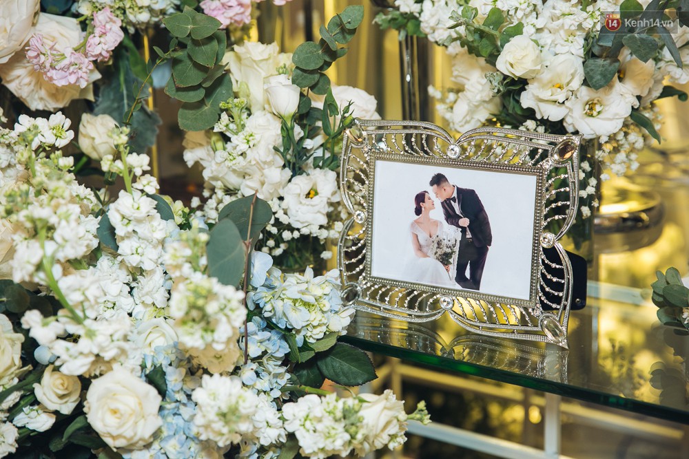 Khung cảnh sang trọng, ngập tràn sắc hoa bên trong tiệc cưới ngôn tình của Diệp Lâm Anh - Ảnh 2.