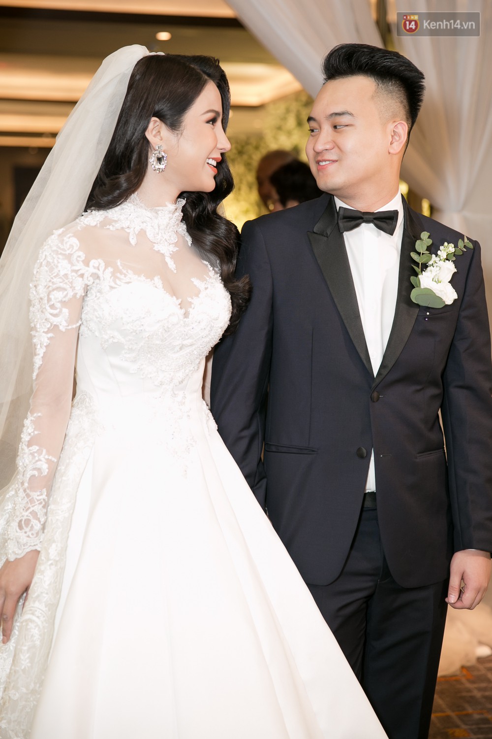 Livestream: Hội bạn thân nhà giàu diện tông trắng dự lễ cưới của Diệp Lâm Anh - Ảnh 4.