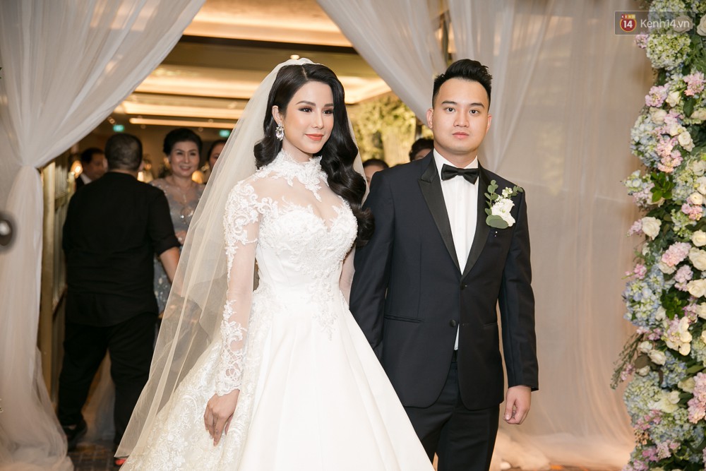 Livestream: Hội bạn thân nhà giàu diện tông trắng dự lễ cưới của Diệp Lâm Anh - Ảnh 5.