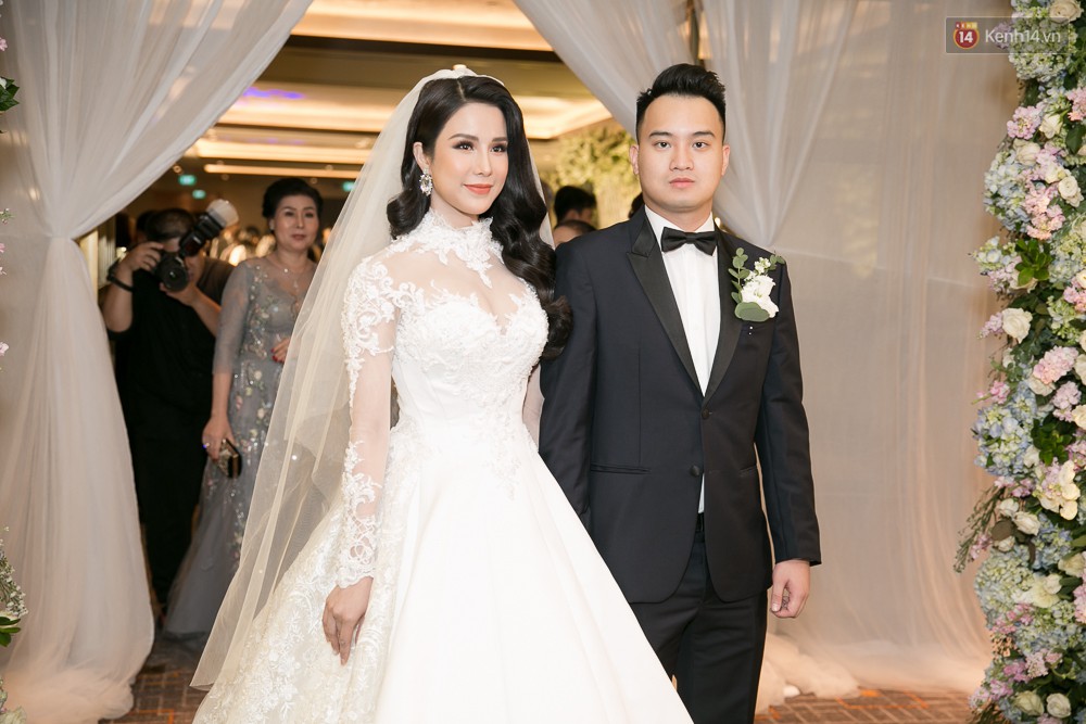 Livestream: Hội bạn thân nhà giàu diện tông trắng dự lễ cưới của Diệp Lâm Anh - Ảnh 6.