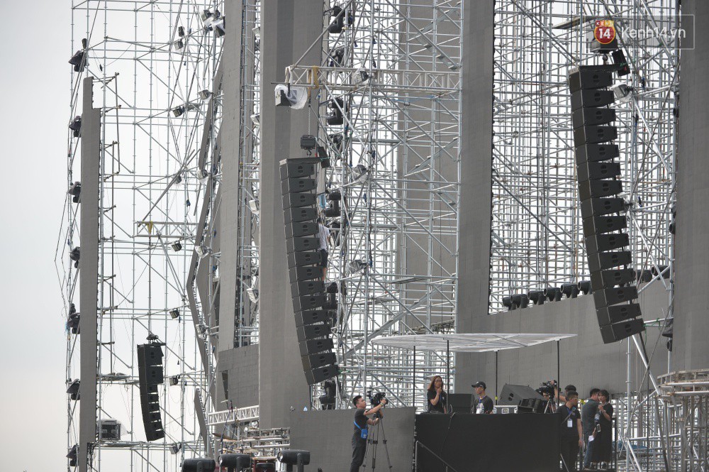 Cận cảnh s&acirc;n khấu khủng đạt kỷ lục Guinness Việt Nam của đại nhạc hội c&oacute; Above & Beyond tham gia tối nay - Ảnh 4.