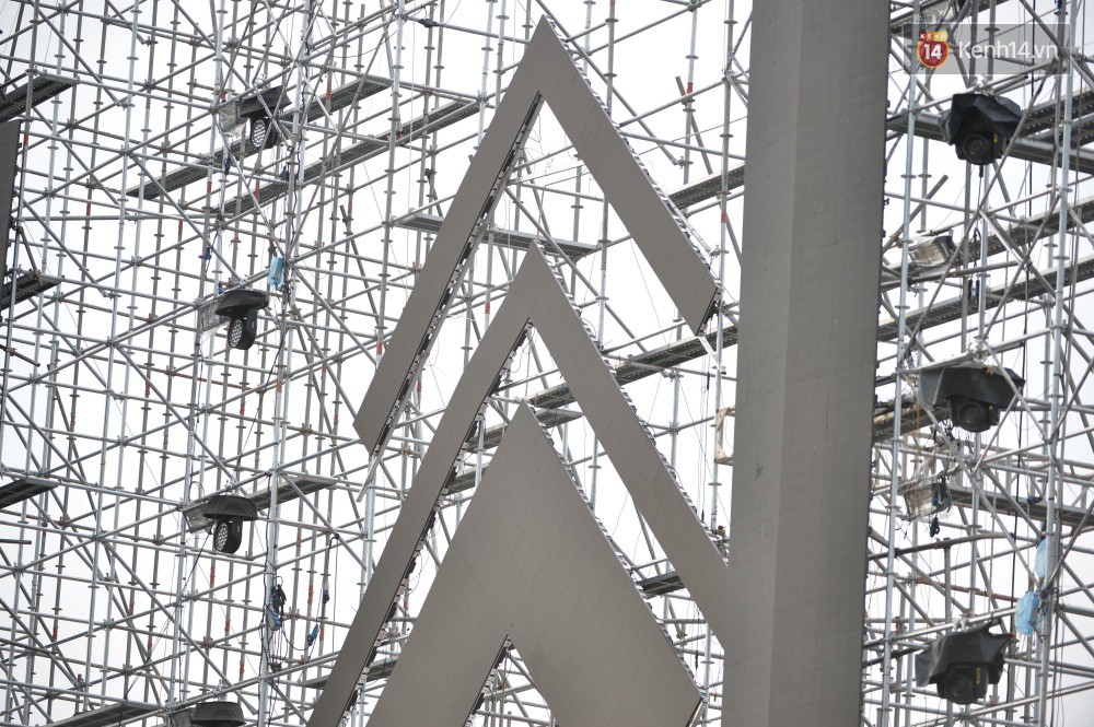 Cận cảnh s&acirc;n khấu khủng đạt kỷ lục Guinness Việt Nam của đại nhạc hội c&oacute; Above & Beyond tham gia tối nay - Ảnh 5.