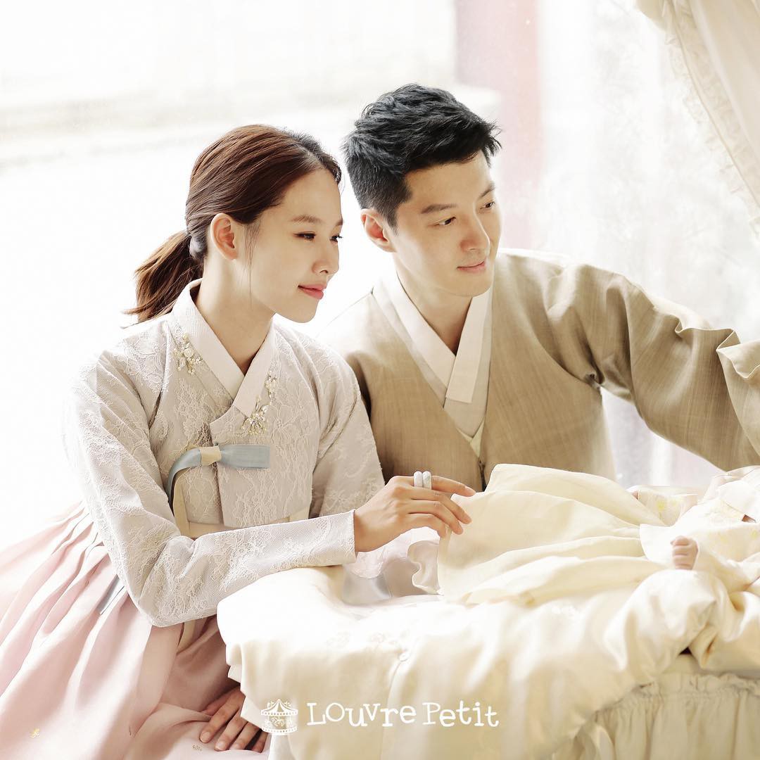 Chỉ với bức ảnh đầu tiên bên con đầu lòng, vợ chồng con ghẻ Lee Dong Gun đã thay đổi cách nhìn của công chúng - Ảnh 1.