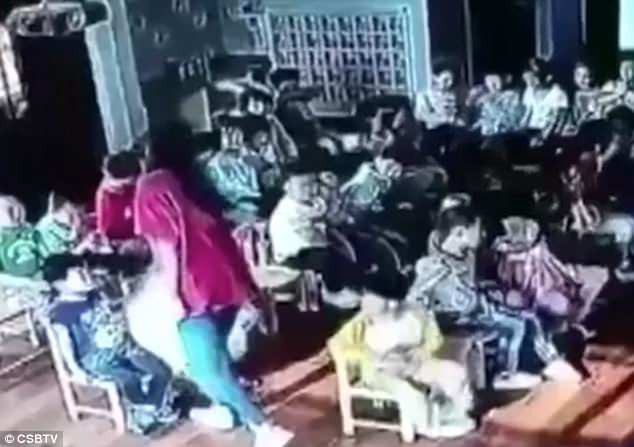 Trung Quốc: cô giáo kéo lê bé gái 5 tuổi, đập đầu vào tủ khiến bé rách đỉnh đầu, phải khâu 3 mũi - Ảnh 2.