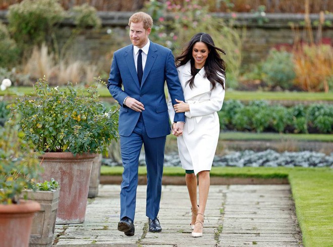 Cuối cùng thì chiếc váy cưới trị giá hơn 3 tỷ đồng của cô dâu Hoàng gia Anh Meghan Markle cũng đã lộ diện, đẹp đến từng milimet - Ảnh 1.