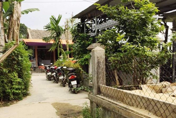 Bé 3 tuổi tử vong vì ngã từ xe máy - Ảnh 1.