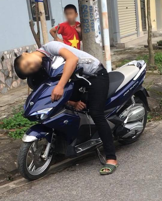 Nam Định: Nam Thanh Niên Tử Vong Khi Đang Ngồi Trên Xe Máy Ven Đường