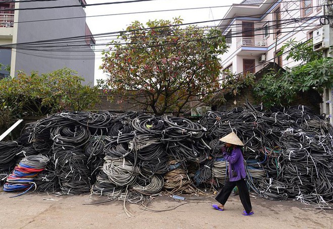 Hà Nội: Người dân 15 năm sống trong cảnh bầu không khí bị bức tử do nạn đốt phế thải trộm - Ảnh 3.