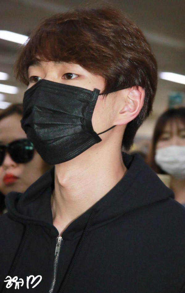 Mặt mộc chân thật nhất của sao Kpop: Người đẹp khó tin, kẻ gây sốc vì da rỗ và mặt mụn - Ảnh 5. Mặt mộc chân thật nhất của sao Kpop: Người đẹp khó tin, kẻ gây sốc vì da rỗ và mặt mụn - Ảnh 5.