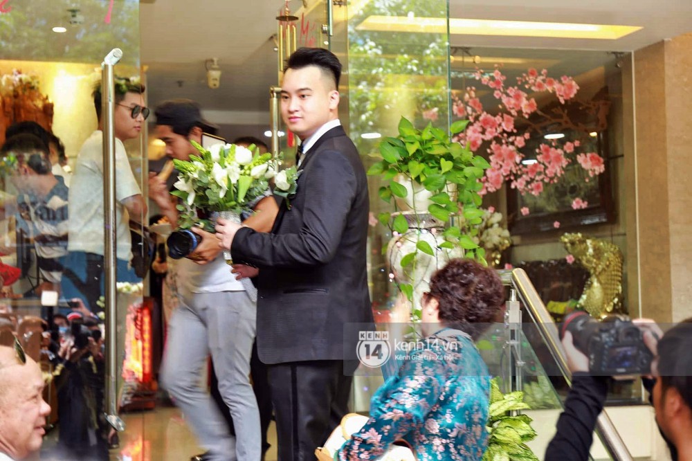 Livestream: Chú rể bảnh bao xuất hiện, tự lái xe đến nhà Diệp Lâm Anh rước dâu - Ảnh 4.