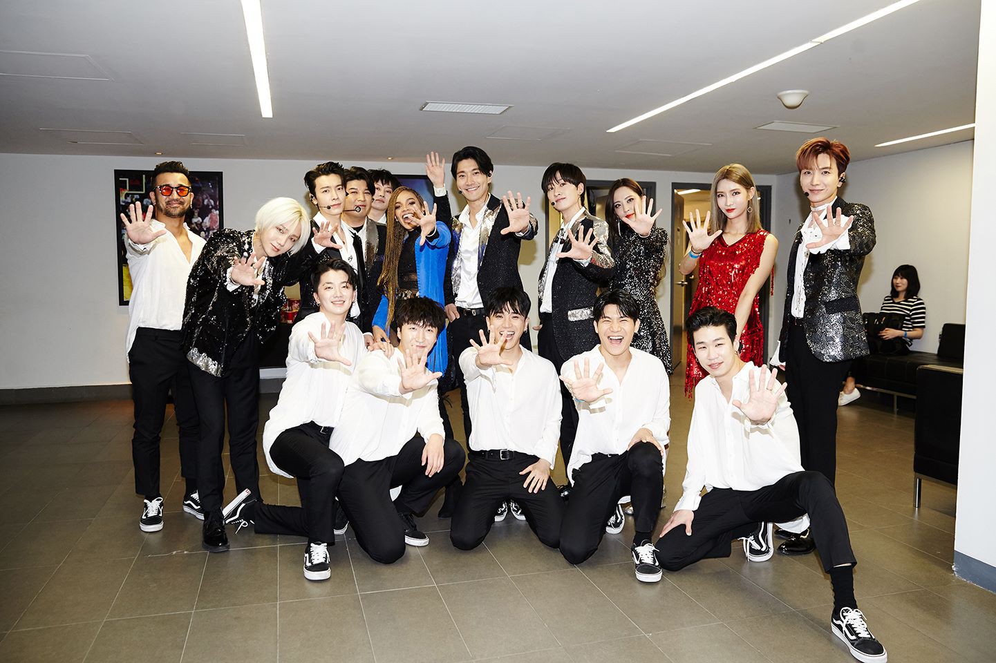Super Junior cho fan ná thở với loạt ảnh lung linh từ tour thế giới - Ảnh 1. Super Junior cho fan ná thở với loạt ảnh lung linh từ tour thế giới - Ảnh 1.