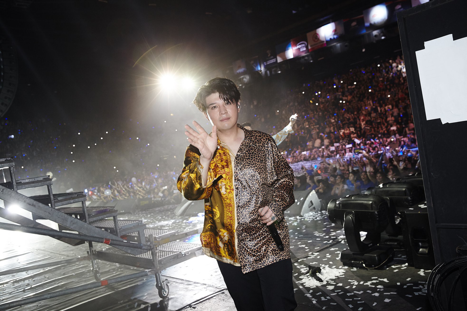 Super Junior cho fan ná thở với loạt ảnh lung linh từ tour thế giới - Ảnh 14. Super Junior cho fan ná thở với loạt ảnh lung linh từ tour thế giới - Ảnh 14.