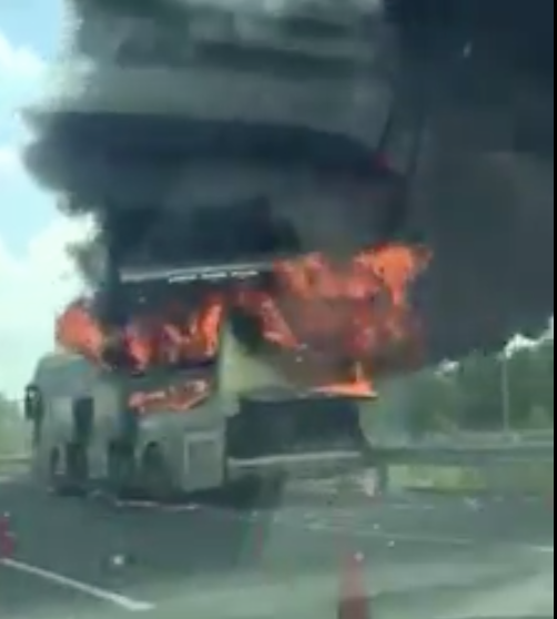 Xe khách bốc cháy trên cao tốc TP.HCM-Trung Lương, nhiều hành khách thoát chết - Ảnh 1.