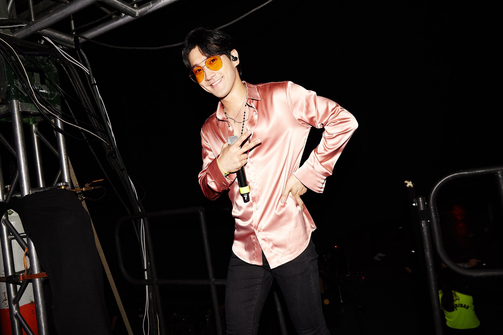 Super Junior cho fan ná thở với loạt ảnh lung linh từ tour thế giới - Ảnh 28. Super Junior cho fan ná thở với loạt ảnh lung linh từ tour thế giới - Ảnh 28.