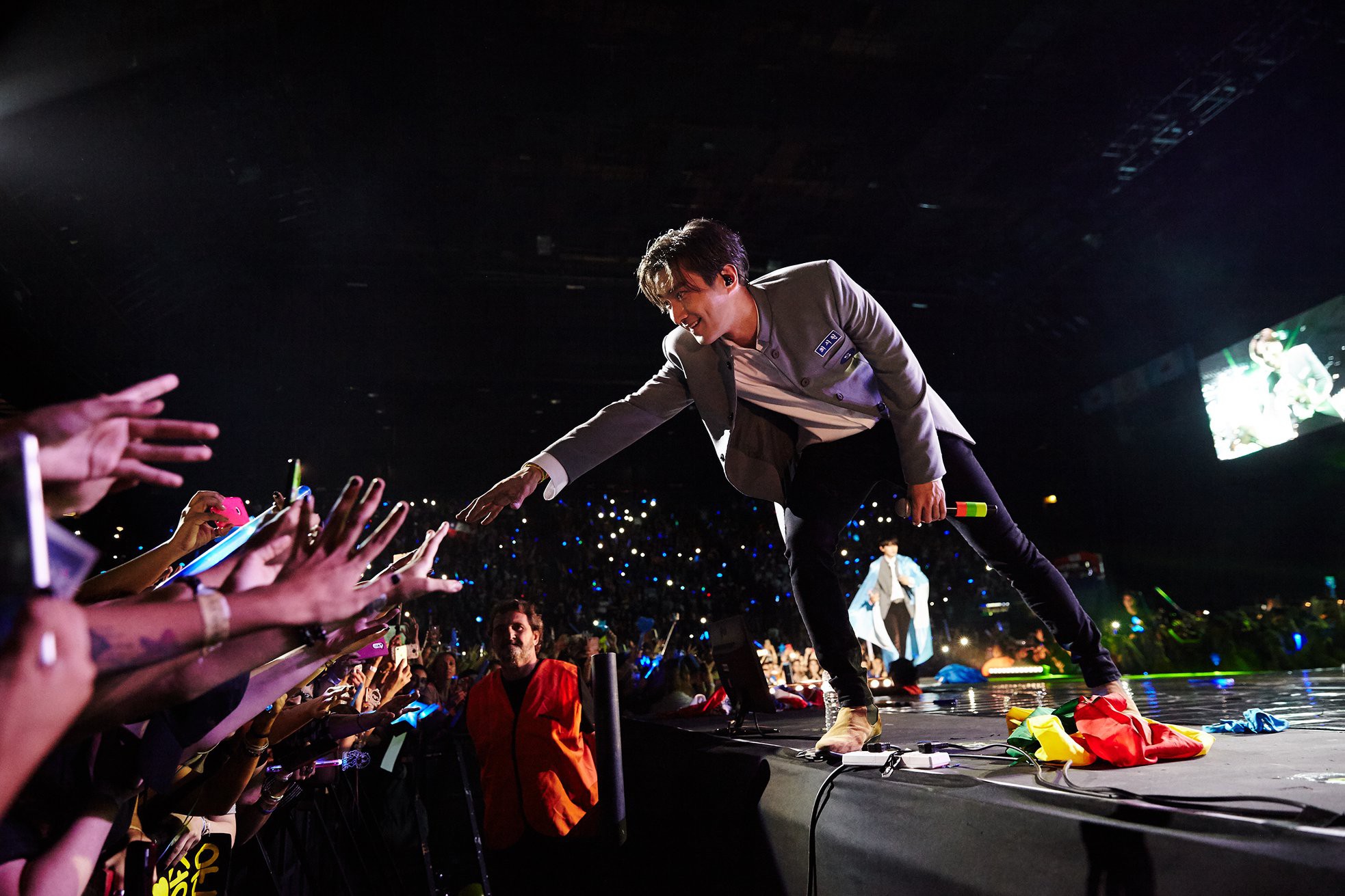 Super Junior cho fan ná thở với loạt ảnh lung linh từ tour thế giới - Ảnh 30. Super Junior cho fan ná thở với loạt ảnh lung linh từ tour thế giới - Ảnh 30.