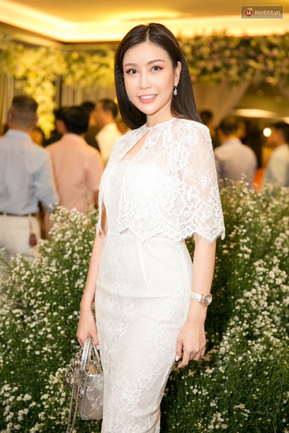 Trông Hà Lade lẻ loi, lạc nhịp giữa đội bạn thân mặc lồng lộn đi ăn cưới Diệp Lâm Anh mà thấy thương thật sự - Ảnh 4. Trông Hà Lade lẻ loi, lạc nhịp giữa đội bạn thân mặc lồng lộn đi ăn cưới Diệp Lâm Anh mà thấy thương thật sự - Ảnh 4.