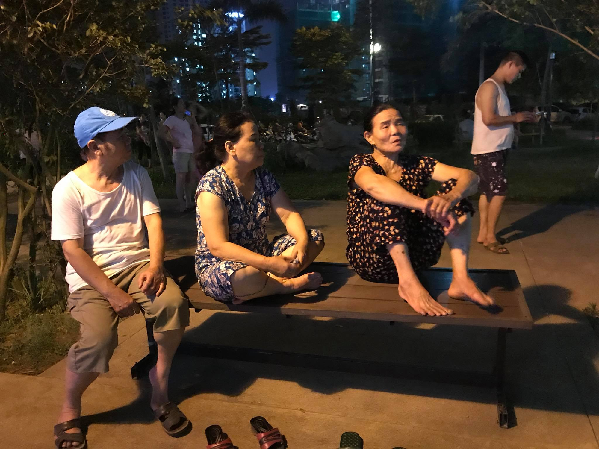 Hà Nội: Cháy căn hộ chung cư vắng chủ, lính cứu hỏa phá cửa - Ảnh 4.