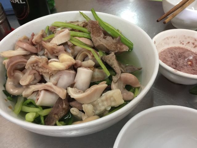 Một loạt món ăn từ nội tạng vừa lạ vừa quen ở Hà Nội quá thích hợp cho tiết trời đang nóng thì đổ mưa - Ảnh 3.