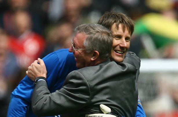 Sir Alex Ferguson từng có hành động chạm tới trái tim cựu thủ môn Van der Sar - Ảnh 2.