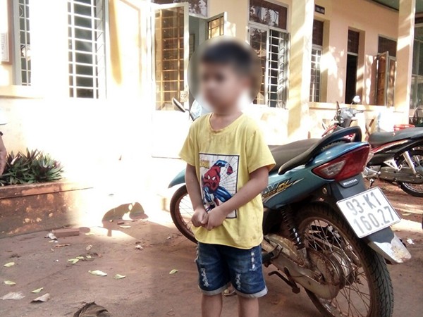Một phụ nữ bịt mặt bắt cóc cháu bé 5 tuổi bị người dân tóm gọn - Ảnh 2.